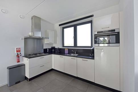 The Keuken of Type Tjalk 8P met boothuis - nr. 60 in Waterstaete Ossenzijl