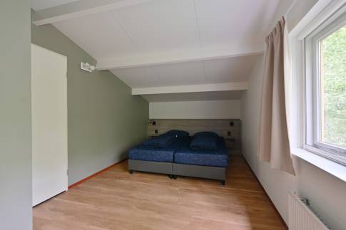 The Slaapkamer 2 of nr. 114 Kamperfoelie - type Bosvilla Comfort 6-7 in Landal Bungalowpark Hoenderloo