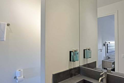 The Badkamer of Type Studio Deluxe Landzijde 2p - nr. 2a in Beach Resort Punt West