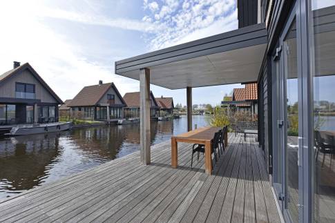 The Terras of Type Tjalk 8P met boothuis - nr. 60 in Waterstaete Ossenzijl