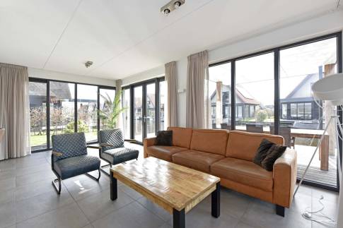 The Woonkamer of Type Tjalk 8P met boothuis - nr. 60 in Waterstaete Ossenzijl