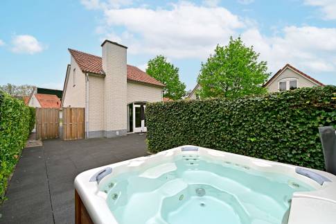 The Buiten of Type Wellness Villa 4 - nr. 75 in Resort Arcen