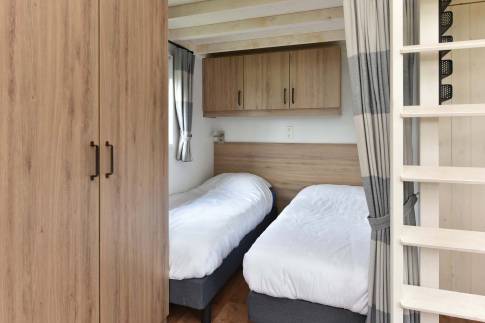 The Slaapkamer 1 of Type Tiny House - nr. 513 in Recreatiepark De Tolplas