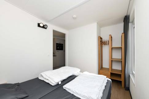 The Slaapkamer 1 of Type Forest Cabin Wellness 4 - nr. 129 in Roompot Vakantiepark Schaijk