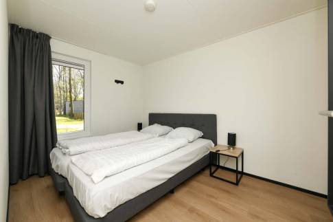 The Slaapkamer 2 of Type Forest Cabin Wellness 4 - nr. 129 in Roompot Vakantiepark Schaijk