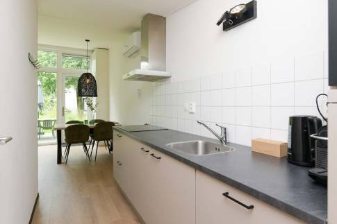 The Keuken of Type Forest Cabin Wellness 4 - nr. 127 in Roompot Vakantiepark Schaijk