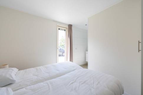 The Slaapkamer 1 of nr. 403 - type Waddenlodge 8 in Vakantiepark Boomhiemke