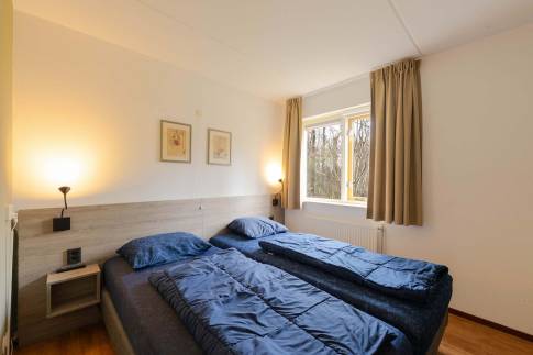 The Slaapkamer 1 of Type Bosvilla Comfort 6-7 - nr. 21 Spirea in Landal Bungalowpark Hoenderloo