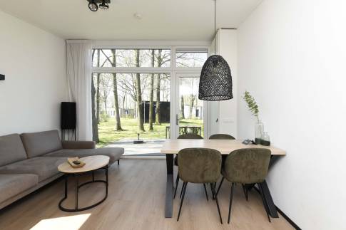 The Woonkamer of Type Forest Cabin Wellness 4 - nr. 129 in Roompot Vakantiepark Schaijk