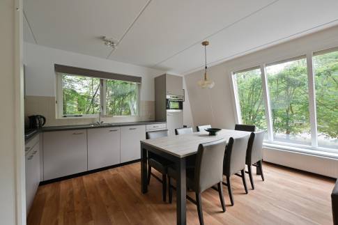 The Keuken of nr. 114 Kamperfoelie - type Bosvilla Comfort 6-7 in Landal Bungalowpark Hoenderloo