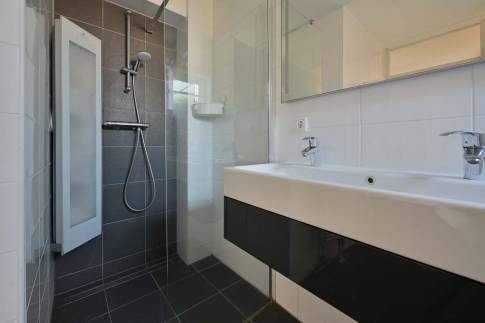 The Badkamer 1 of nr. 022 - type 6L1 in Landal Beach Resort Ooghduyne