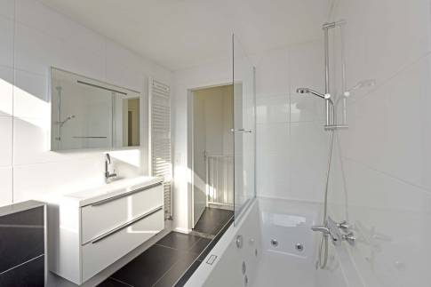 The Badkamer 2 of Type Luxe Villa 4B - nr. 93 in Resort Arcen