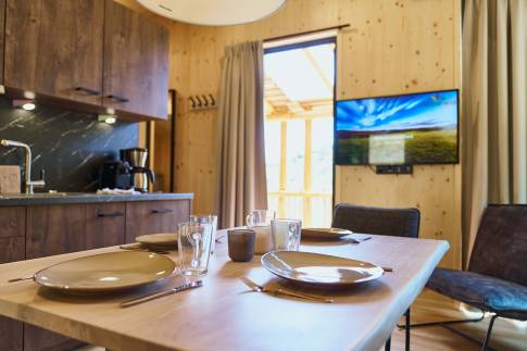 The Eetkamer of Type Boomwoning Luxe 4P - nr. I07 in UplandParcs Sauerland