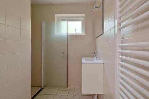 The Badkamer 1 of nr. 114 Kamperfoelie - type Bosvilla Comfort 6-7 in Landal Bungalowpark Hoenderloo