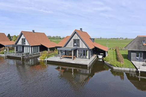 The Buiten of Type Tjalk 8P met boothuis - nr. 60 in Waterstaete Ossenzijl