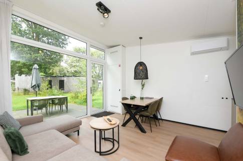 The Woonkamer of Type Forest Cabin Wellness 4 - nr. 127 in Roompot Vakantiepark Schaijk