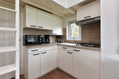 The Keuken of Type Tiny House - nr. 513 in Recreatiepark De Tolplas