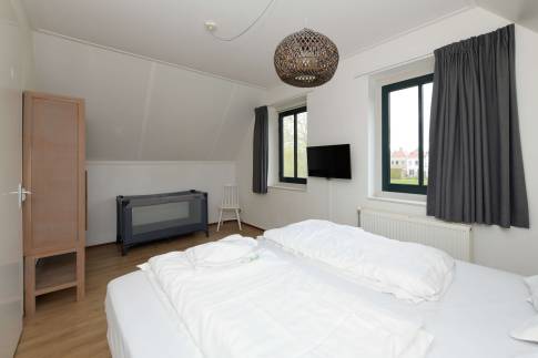 The Slaapkamer 1 of Type 4L1 - nr. 339 in Landal Esonstad