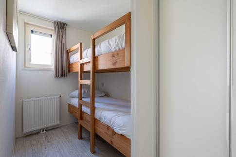 The Slaapkamer 3 of nr. 403 - type Waddenlodge 8 in Vakantiepark Boomhiemke