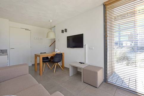 The Eetkamer of Type Studio Deluxe Landzijde 2p - nr. 2a in Beach Resort Punt West
