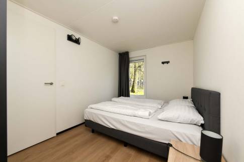 The Slaapkamer 2 of Type Forest Cabin Wellness 4 - nr. 129 in Roompot Vakantiepark Schaijk