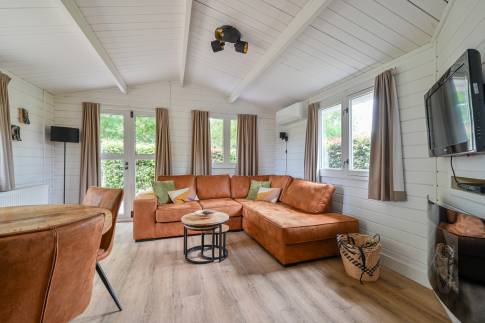 The Woonkamer of nr. 318 -  type Buitenverblijf Wellness 4 in Resort Arcen