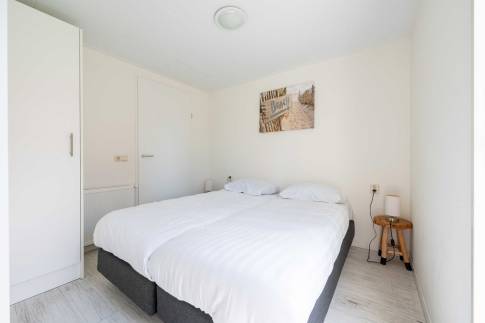 The Slaapkamer 1 of nr. 403 - type Waddenlodge 8 in Vakantiepark Boomhiemke