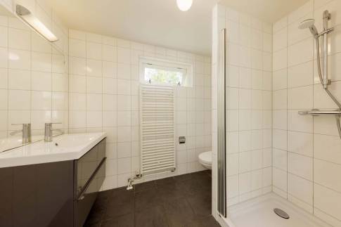 The Badkamer of Type Parkvilla - nr. 135 Zilveresdoorn in Bungalowpark Hoenderloo