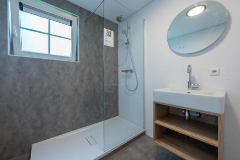 The Badkamer 1 of nr. 003 - type 8C Boerenhoeve in Landal Landgoed De Hellendoornse Berg