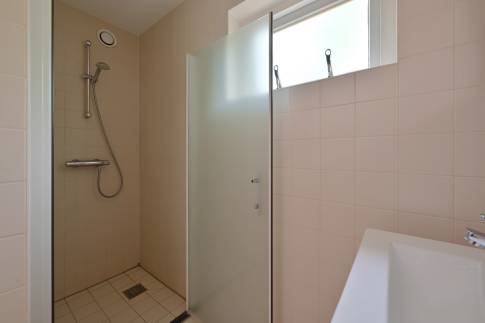 The Badkamer 1 of nr. 114 Kamperfoelie - type Bosvilla Comfort 6-7 in Landal Bungalowpark Hoenderloo