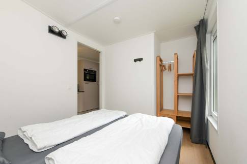 The Slaapkamer 1 of Type Forest Cabin Wellness 4 - nr. 127 in Roompot Vakantiepark Schaijk