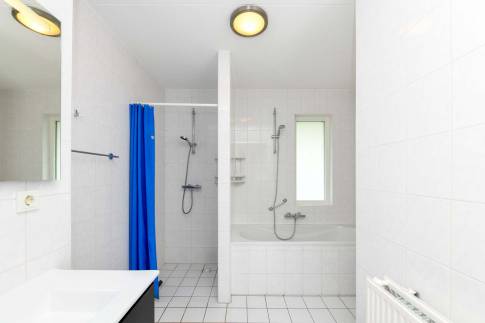 The Badkamer 1 of Type 8E3 - nr. 635 in Landal Esonstad