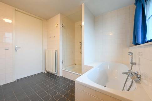 The Badkamer of Type VO5A Comfort - nr. 222 in Marinapark Volendam