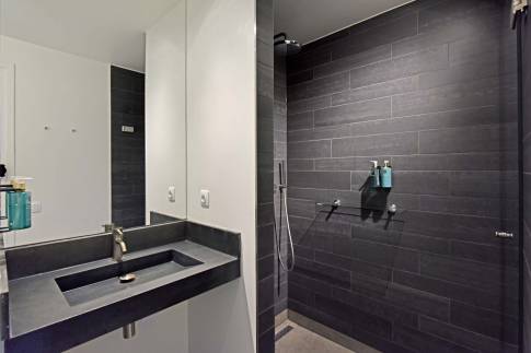 The Badkamer of Type Studio Deluxe Landzijde 2p - nr. 2a in Beach Resort Punt West