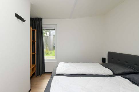 The Slaapkamer 1 of Type Forest Cabin Wellness 4 - nr. 127 in Roompot Vakantiepark Schaijk