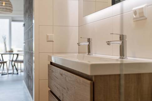 The Badkamer of Type Strandlodge 4 in Vakantiepark Boomhiemke