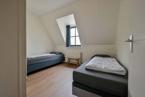 The Slaapkamer 2 of nr. 227 - type 6D2 in Landal Esonstad