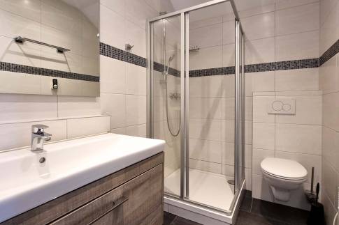 The Badkamer of Type Eifel Comfort 6 - nr. 90 in Eifelpark Kronenburger See