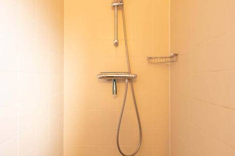 The Badkamer 1 of Type Bosvilla Comfort 6-7 - nr. 21 Spirea in Landal Bungalowpark Hoenderloo