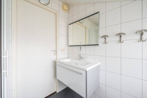The Badkamer 2 of nr. 021 - type Breeuw 4 in Waterpark Belterwiede
