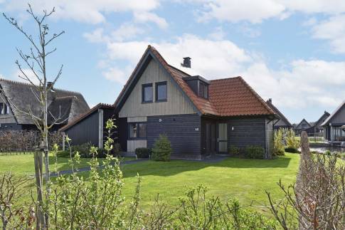 The Buiten of Type Tjalk 8P met boothuis - nr. 60 in Waterstaete Ossenzijl