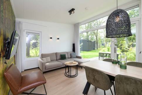 The Woonkamer of Type Forest Cabin Wellness 4 - nr. 127 in Roompot Vakantiepark Schaijk