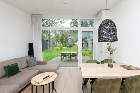 The Woonkamer of Type Forest Cabin Wellness 4 - nr. 127 in Roompot Vakantiepark Schaijk