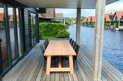 The Terras of Type Tjalk 8P met boothuis - nr. 060 in Waterstaete Ossenzijl