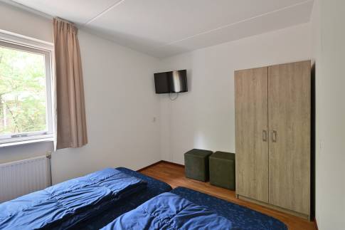 The Slaapkamer 1 of nr. 114 Kamperfoelie - type Bosvilla Comfort 6-7 in Landal Bungalowpark Hoenderloo