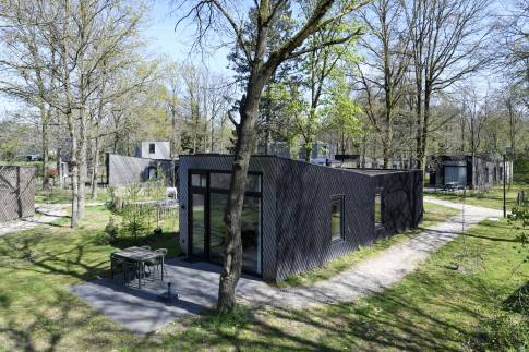 The Buiten of Type Forest Cabin Wellness 4 - nr. 129 in Roompot Vakantiepark Schaijk