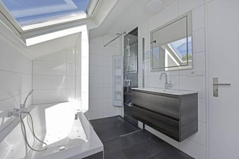 The Badkamer 2 of nr. 073 - type Luxe Villa 6B in Resort Arcen