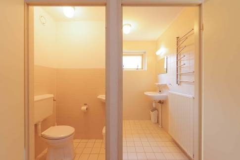 The Toilet of Type Bosvilla Comfort 6-7 - nr. 21 Spirea in Landal Bungalowpark Hoenderloo