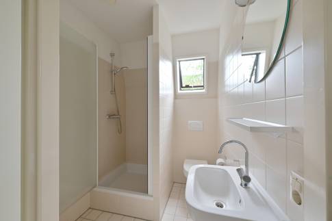 The Badkamer 2 of nr. 114 Kamperfoelie - type Bosvilla Comfort 6-7 in Landal Bungalowpark Hoenderloo