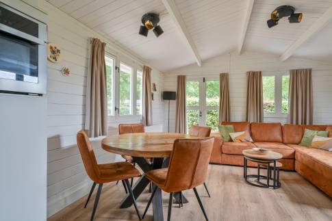 The Eetkamer of nr. 318 -  type Buitenverblijf Wellness 4 in Resort Arcen